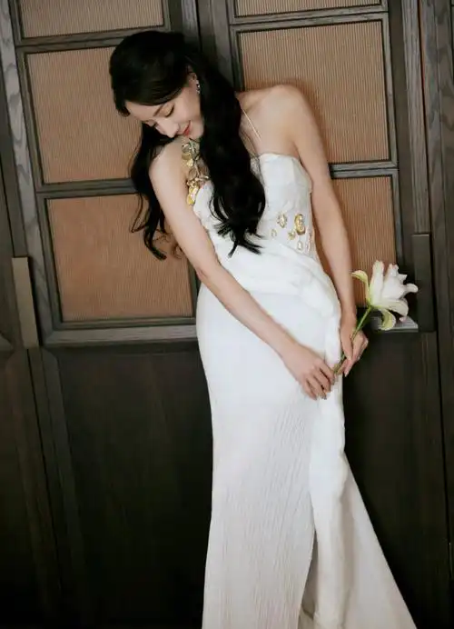 散落万千星辰,小迪@dear-迪丽热巴身着白色礼服,坠入璀璨宇宙,坚定而