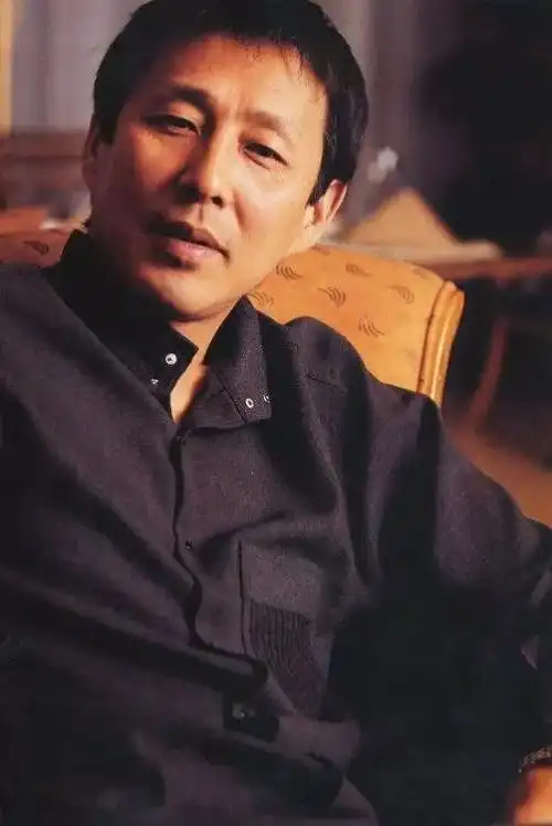 64岁陈道明又红了:少年不轻狂,中年不油腻,老年不流氓