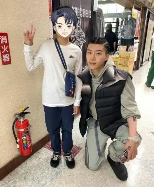 范丞丞东京吃饭被偶遇穿搭时尚又高又帅手臂多处纹身太抢镜