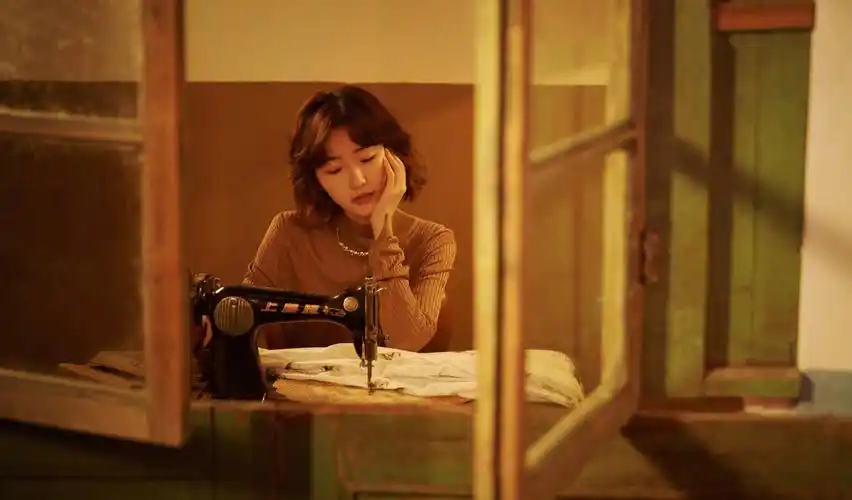 毛晓彤复古光影写真释出妆容精致