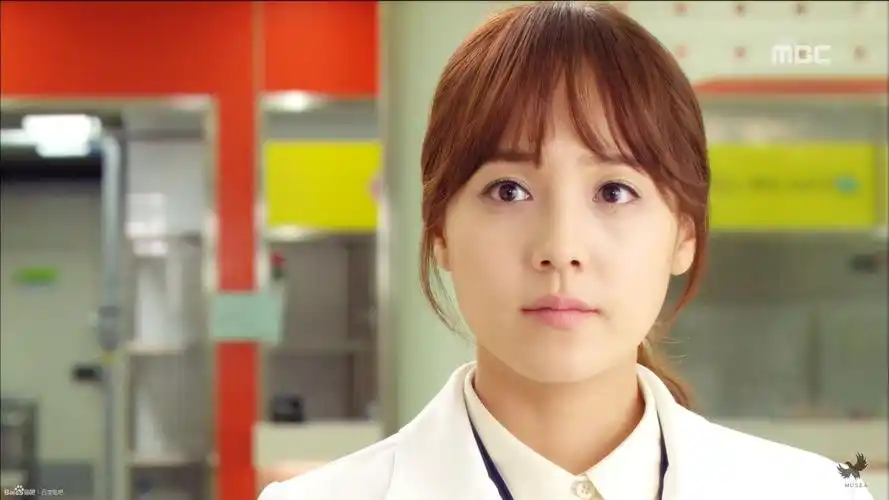 三代面馆(百年的遗产)里女主柳真头发的颜色,阳光下就是下面那张图