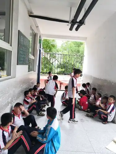 当下课铃声响起的时候,经过紧张的课程学习,学生们的身心得到放松