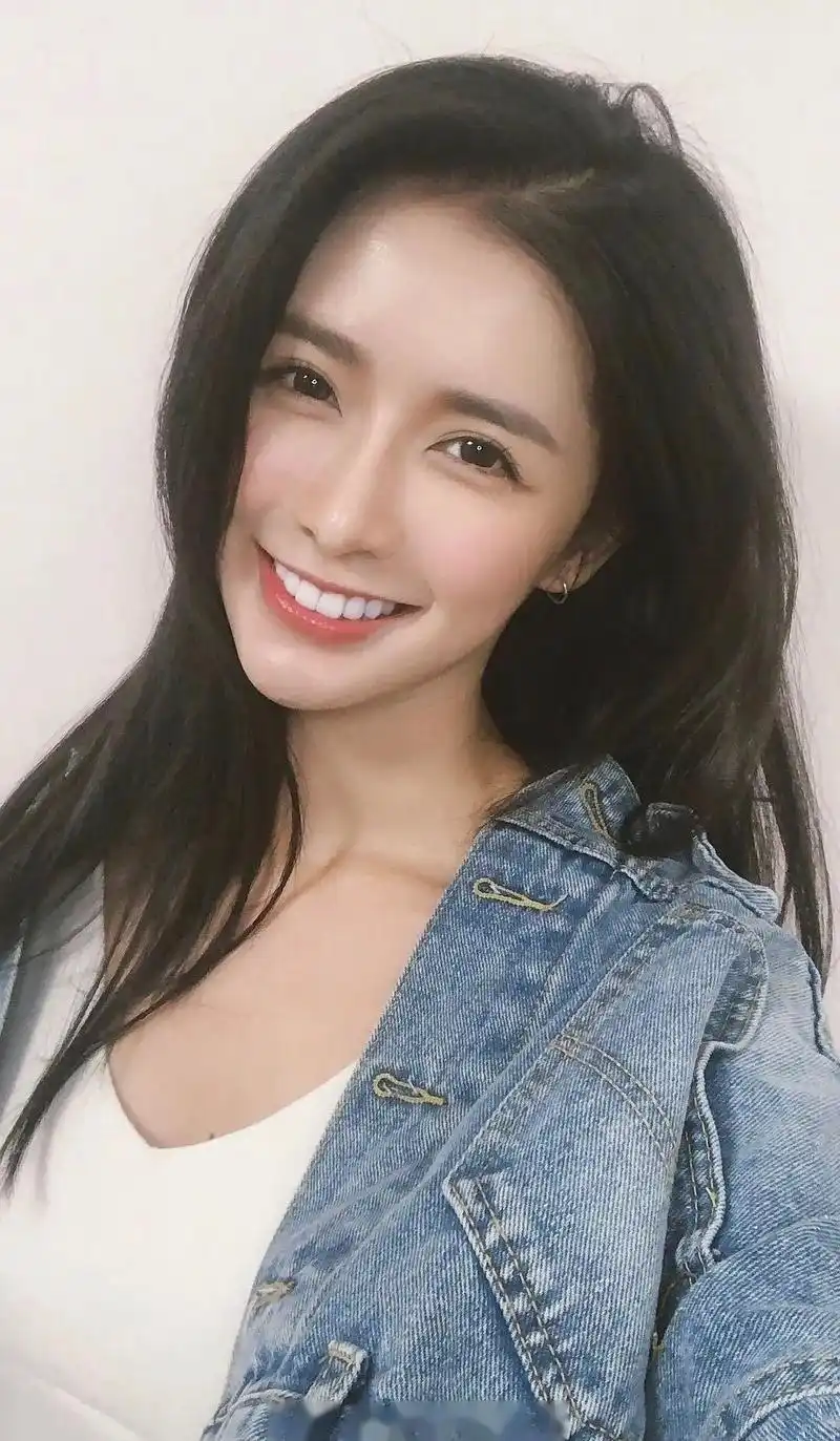 蔡卓宜,马来西亚人,青2目前曝光的选手,算是颜值身材top的了.