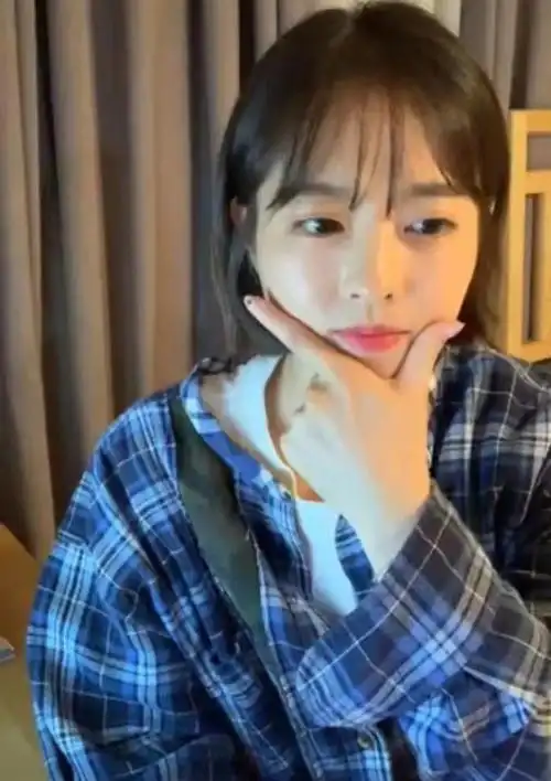 剪掉刘海,留着短发发型的朴宝英展示了拳头般大的脸庞,展现了惊人的