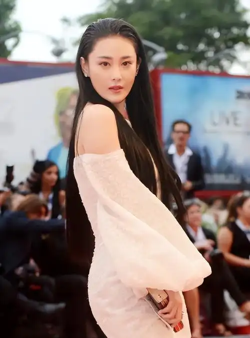 张馨予宣布结婚有多少人祝福(著名演员张馨予:嫁何捷当军嫂,婚后生一