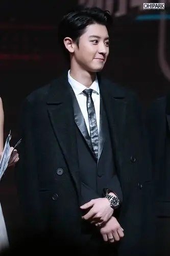 我想要几张朴灿烈穿西装,笑的图片.谢谢