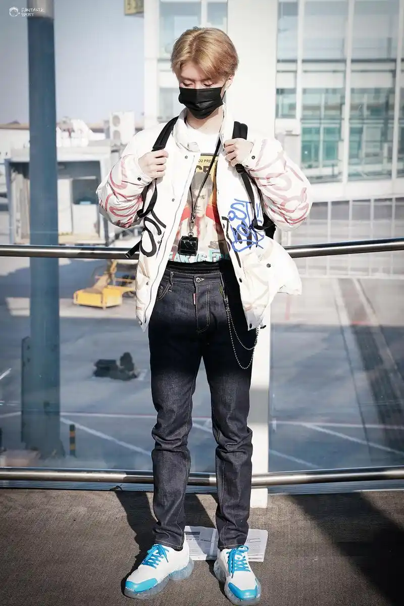 丞丞北京机场饭拍帅气来袭 金发中分帅哥美貌脸蛋鲨人事件_范丞丞