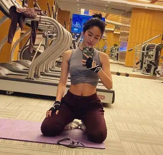 杨采钰对于健身也很有兴趣,前段时间她还晒出了自己健身的照片,从照片