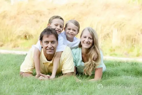 真实.白种人家庭户外与母亲, 父亲和两个儿子