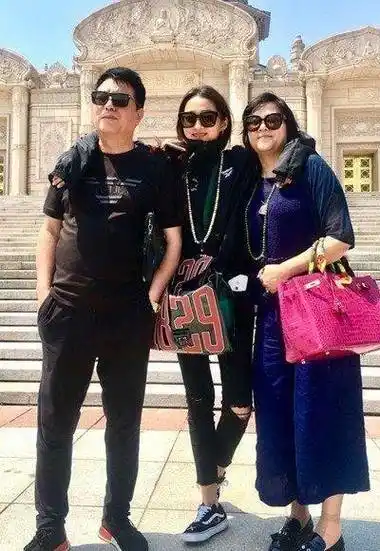 叔,节日快乐,身体健康,青春永驻～昨天,关晓彤父亲在微博晒出一组全家