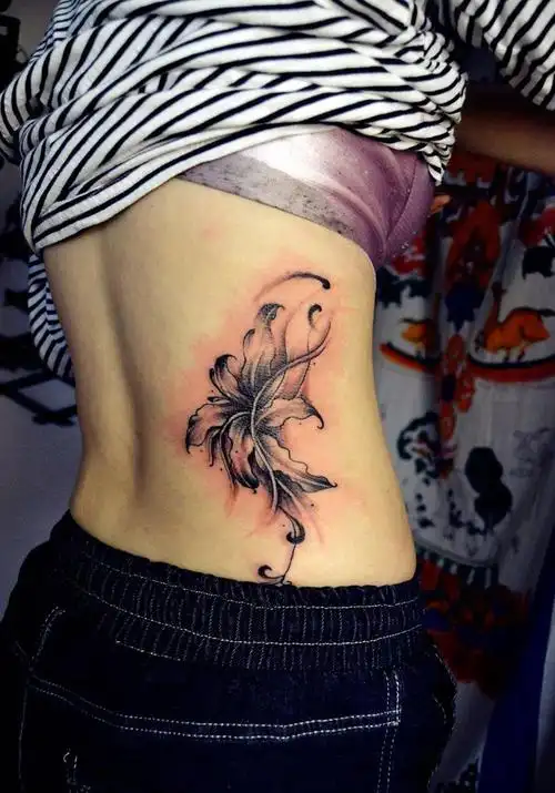 腰部彼岸花纹身图片_成品手稿腰部传统植物纹身图案(5)_宁夏银川市