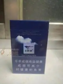 此烟外观设计简约时尚,烟盒以蓝色为基调,烟盒上镶嵌着七匹狼品牌