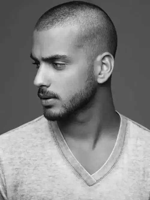 欧美的一帮爷们儿就掀起了寸头挑战,之前留中长发的男人们纷纷剃成