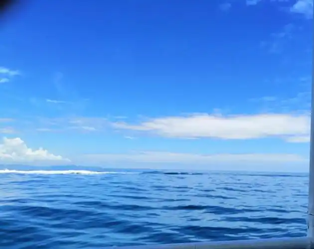 轻云薄雾,长空万里,碧海蓝天,海天一色.