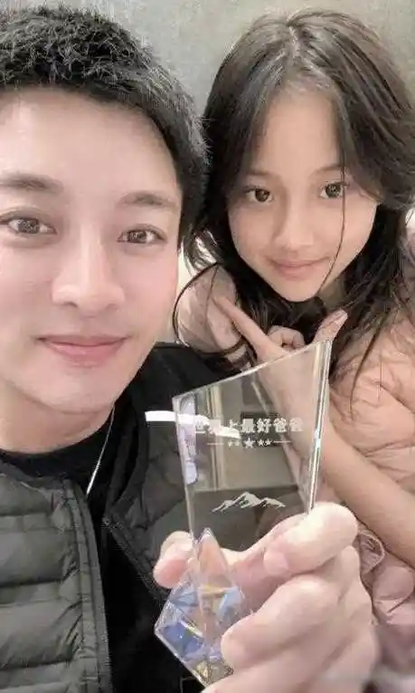 贾乃亮岁生日甜馨送特别礼物,手工奖杯成焦点