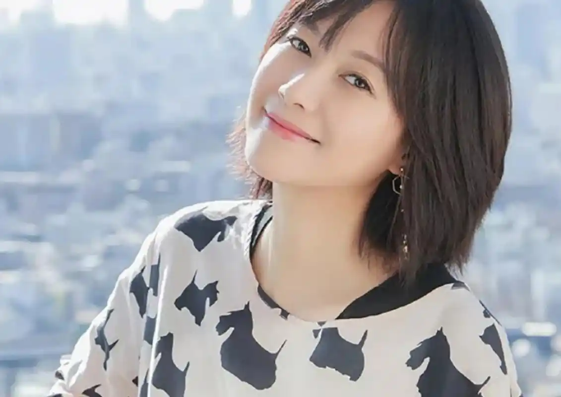 近日,#徐静蕾#晒出了在美国的生活近况,图片中可以看出,她在一个带有