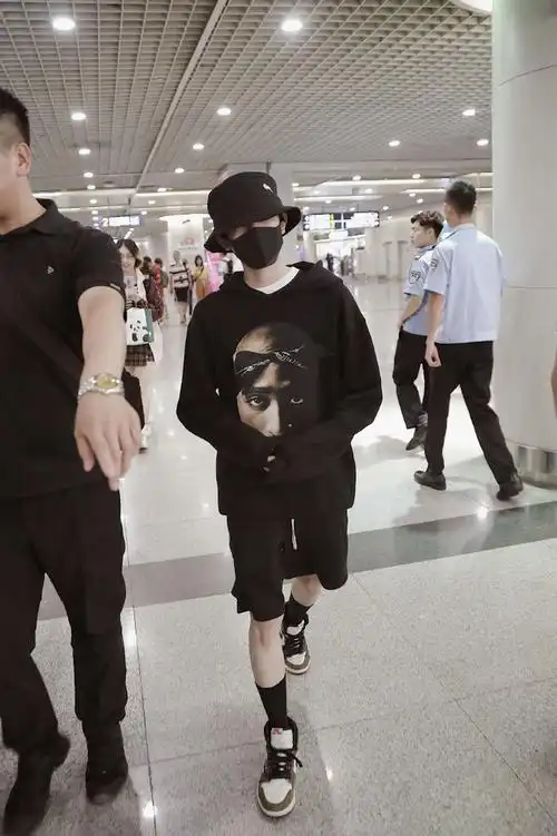 王源牛仔短裤#  哥哥的腿不是腿01