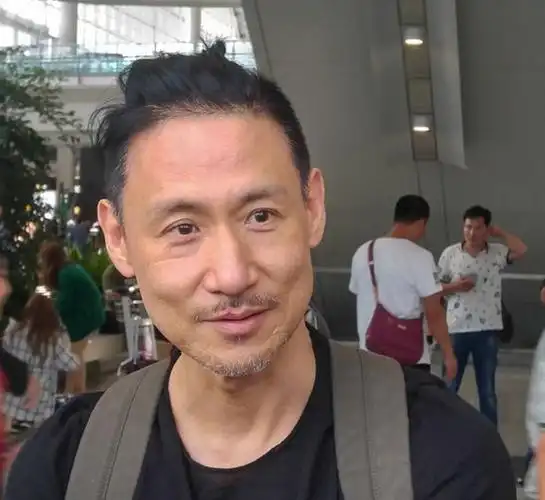 56岁张学友机场近照曝光网友歌神是真的老了胡须都白了