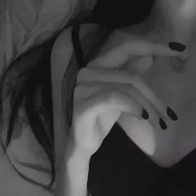 女生锁骨不露脸头像