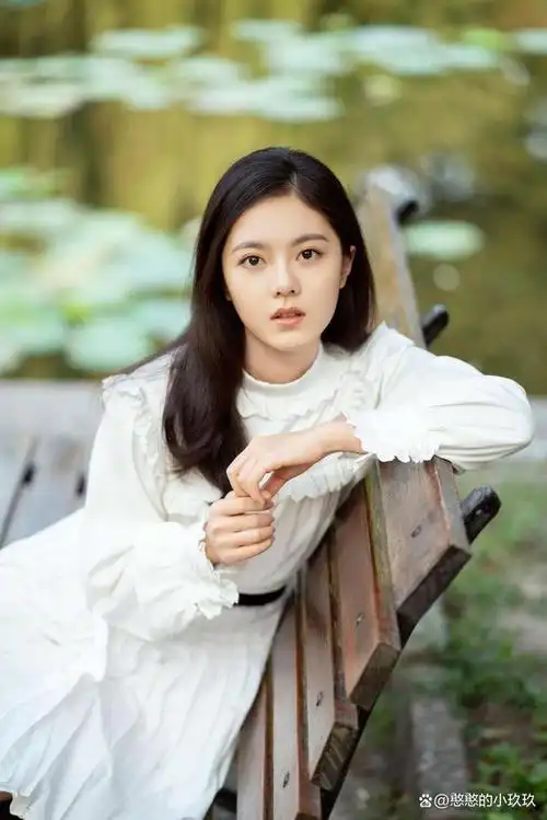 赵今麦一袭镂空白裙,甜美优雅完美融合!不愧是邻家妹妹