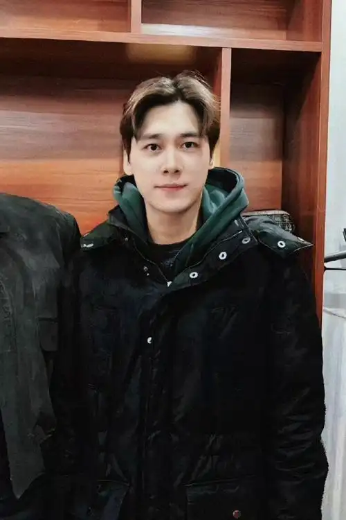 挑战每天按相册顺序发一张李易峰的照片