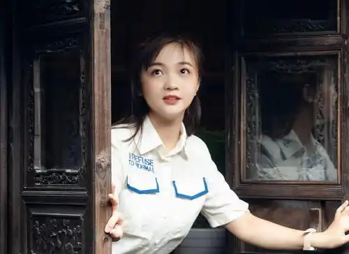 21岁林妙可近照被传路人镜头下的身材跟自拍照对比太明显