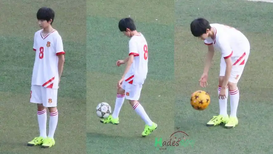 他会踢足球,穿着篮球服的他活跃极了.在运动方面,他有十项全能!