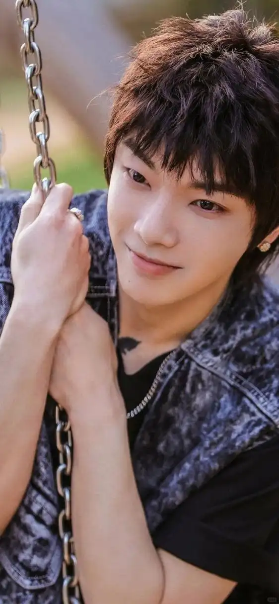 今天是我记录华晨宇每日风采的第二十四篇章,仿佛昨天那个青涩少年