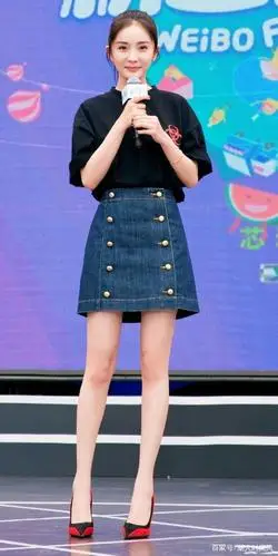杨幂穿黑t恤搭牛仔半身裙,简单大方又时髦!