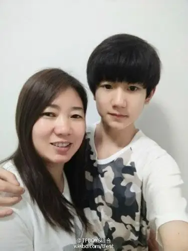 王俊凯易烊千玺王源的爸爸妈妈都是什么样子的?