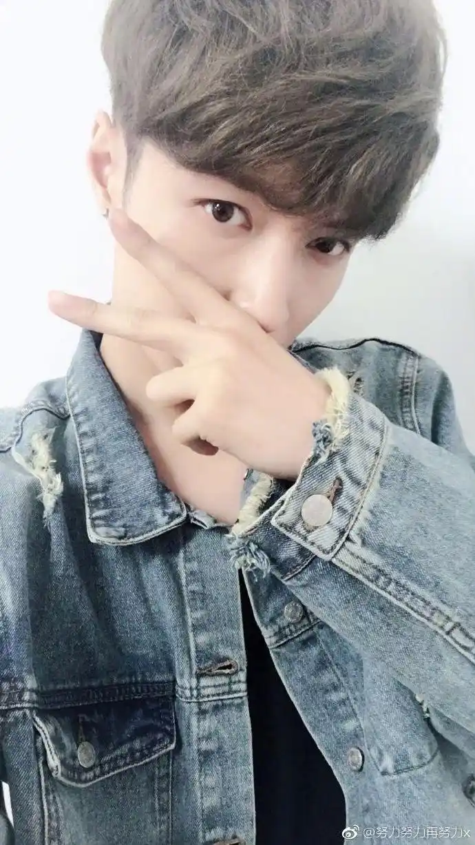 上来就是一个剪刀手18宫格,论艺兴对这个pose的执念!