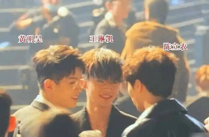 原创npc团粉过年了蔡徐坤小鬼活动现场击掌黄明昊陈立农也在场