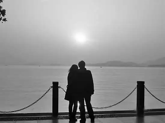 求男的和女的影子抱在一起的图片,或女的和男的影子抱在一起的图片