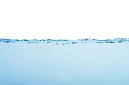 水和空气的气泡在白色的背景,文字的空间照片