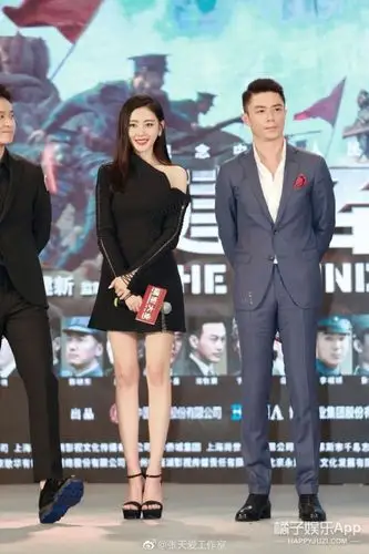 建军大业首映礼老公齐聚我却被张天爱的总攻眉撩到了