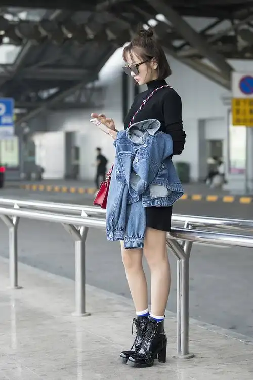 杨蓉穿露背连衣短裙现身机场,网友:越来越时尚了