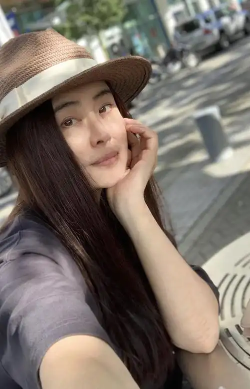 53岁王祖贤素颜近照曝光 一头长直发戴着草帽遮阳状态极好