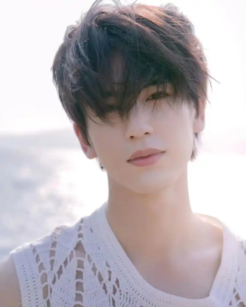 张凌赫大方晒帅照营业,野外风景宜人氛围感十足,他的脸自带柔光效果