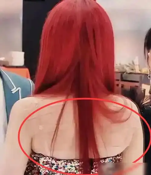 很难取下来,平时一个都很难,还会疼,而喻言却贴了满背,让人不敢相信了