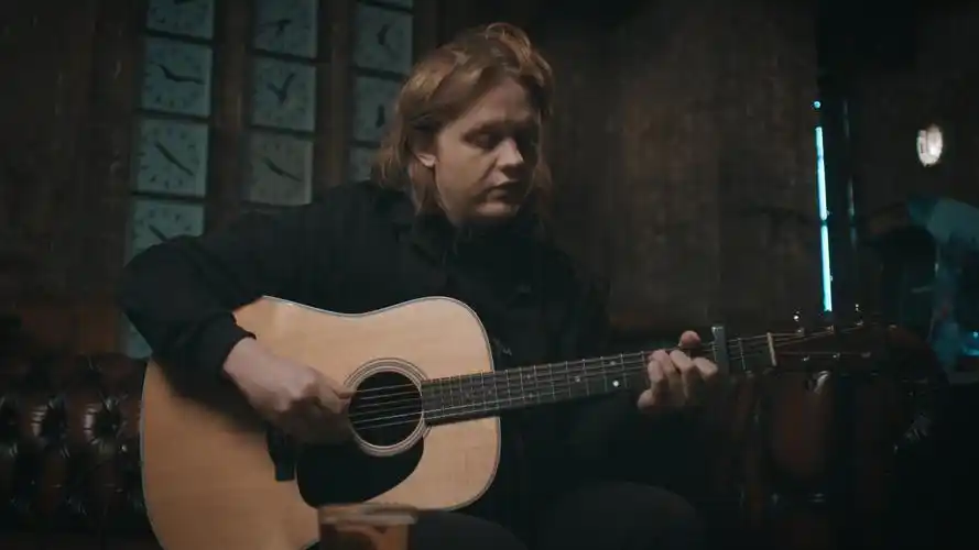 someoneyoulovedlive–acousticroomladbiblelewiscapaldi