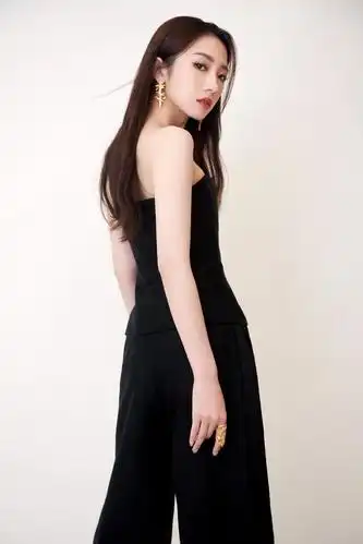 孟美岐厉害,穿深咖色工装衬衫配紧身皮裤,身材55分却气场十足