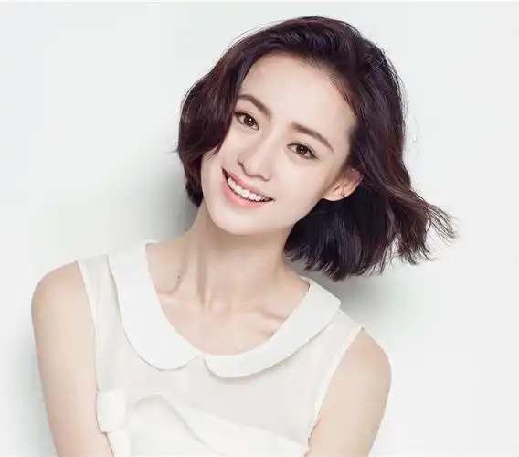 中国新生代女演员依灵像一朵含苞待放的百合散发着悠悠芳香
