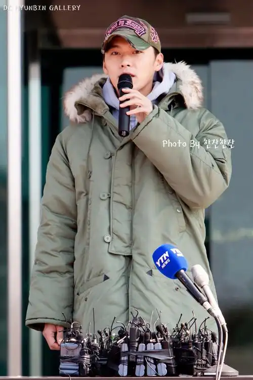 玄彬入伍现场流泪跪谢粉丝厚爱承诺会变成更好的人