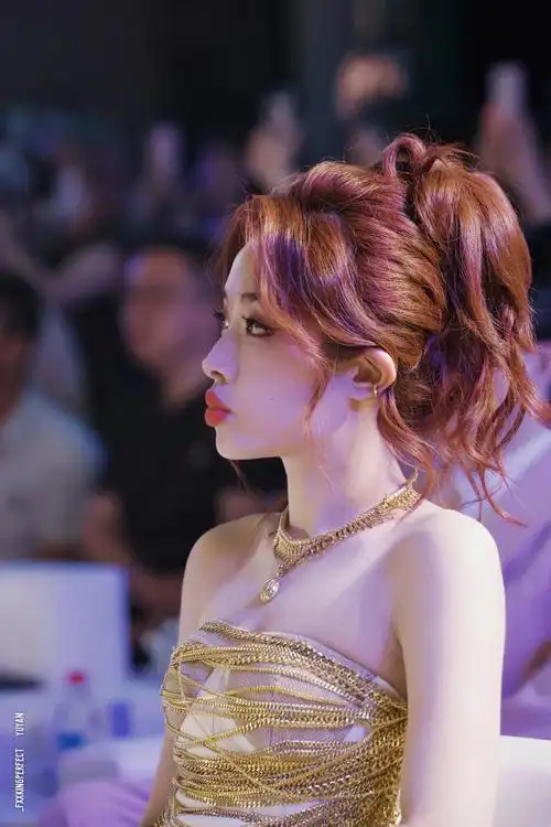 喻言金色抹胸##喻言时髦青年三周年派对