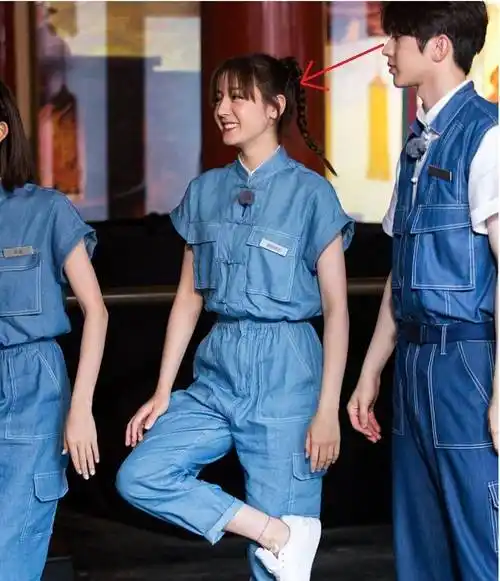 热巴与蔡徐坤合体录节目cp感十足,热巴梳麻花辫子超减龄_网友_穿着