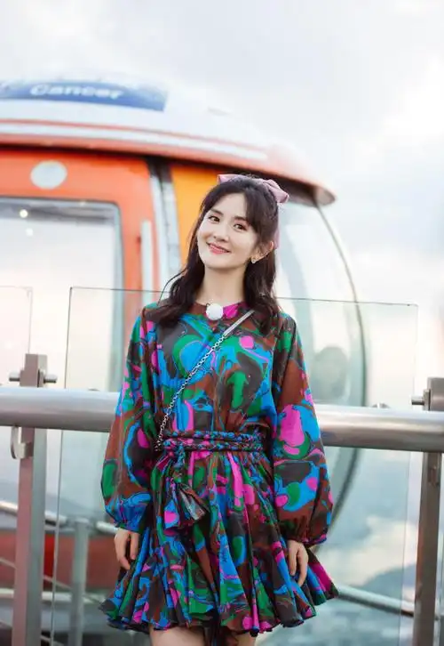 谢娜的减龄装太有心机,穿白色斜领子蛋糕裙,既有层次更显甜美感_服装