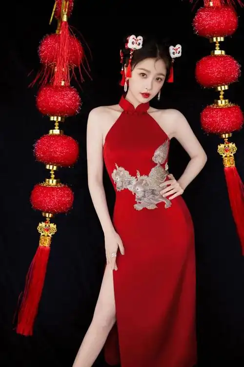 虞书欣真敢穿,穿露肩开叉旗袍秀曲线玲珑身材,双手举高可爱性感