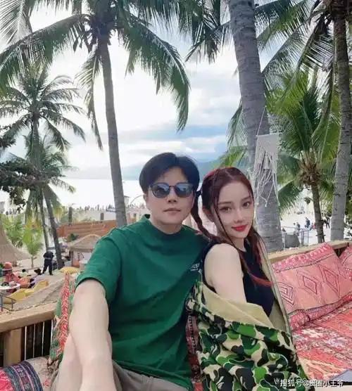 李小璐度假照流出,和"小鲜肉"依偎在一起,和贾乃亮复婚无望_女儿_父母