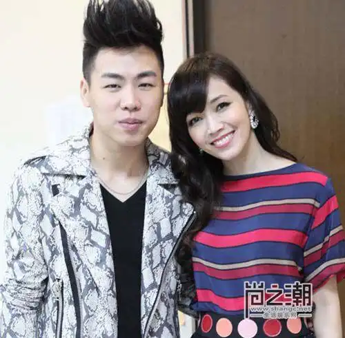 唱游天下胡彦斌与女粉丝拥抱 揭秘胡彦斌郑爽恋爱现状