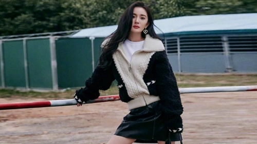 杨幂又秀新穿搭开叉风衣配小皮裙秋天也要光腿秀性感